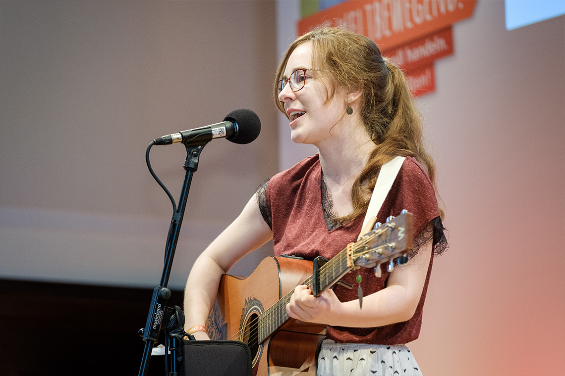 Luise Skupch elated audiences with her song “Mind Game (Gedankenspiel)” during the award ceremony for the German Federal President's school competition on development policy.