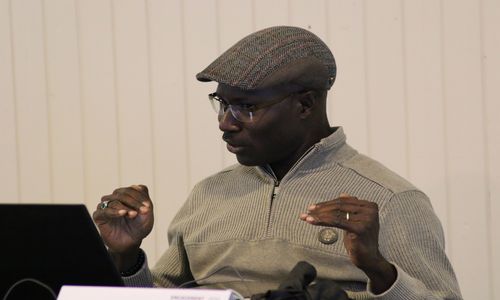 Kafalo Sékongo unterstützt die Hauptjury bei ihrer Entscheidung