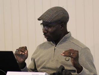 Kafalo Sékongo unterstützt die Hauptjury bei ihrer Entscheidung