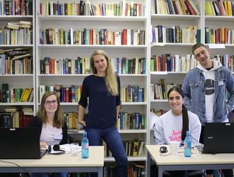 Jurymitglieder Tanja Scheller von missio, Sabine Bomblat vom Lugert Verlag, Patin Jess und Musiker Mico Wuppermann